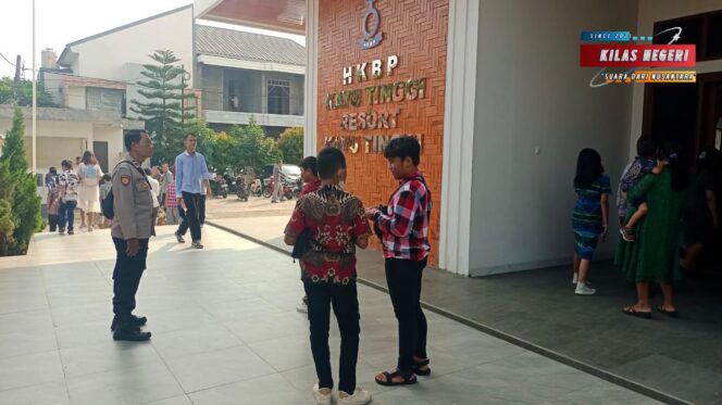 
Polsek Cakung Amankan Ibadah Kenaikan Isa Al Masih di Gereja HKBP Cakung Timur