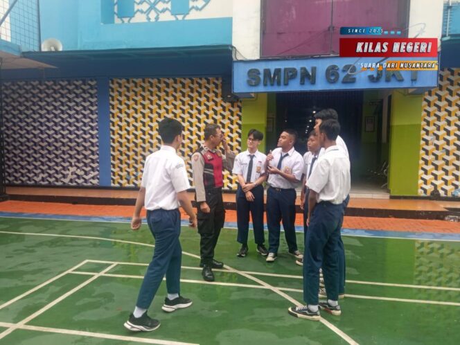 
Polsek Jatinegara Gelar Mitigasi Tawuran di SMPN 62 Jakarta, Samapta Jadi Sahabat Sekolah