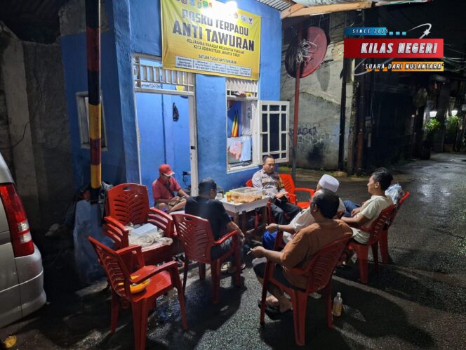 
Antisipasi Tawuran, Bhabinkamtibmas Makasar Sambangi Pos Kamling dan Perkuat Koordinasi Kamtibmas