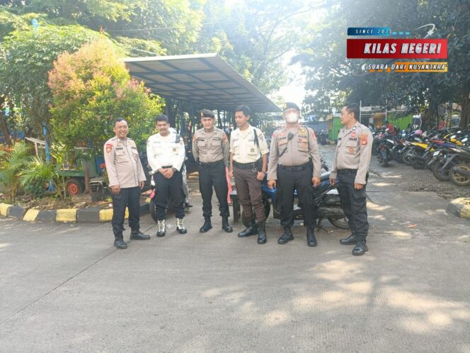 
Polsek Kramatjati Patroli di Pasar Induk Antisipasi Premanisme dan Gangguan Kamtibmas