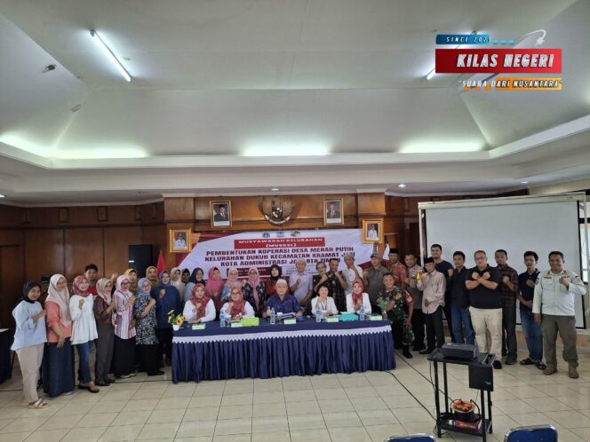 
Bhabinkamtibmas dan Babinsa Hadiri Musyawarah Pembentukan Koperasi Merah Putih di Kelurahan Dukuh