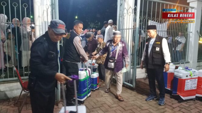 
Kedatangan Jamaah Haji Kloter 62 Asal DKI Jakarta di Asrama Haji Pondok Gede Berjalan Tertib, Polisi Pastikan Situasi Kondusif