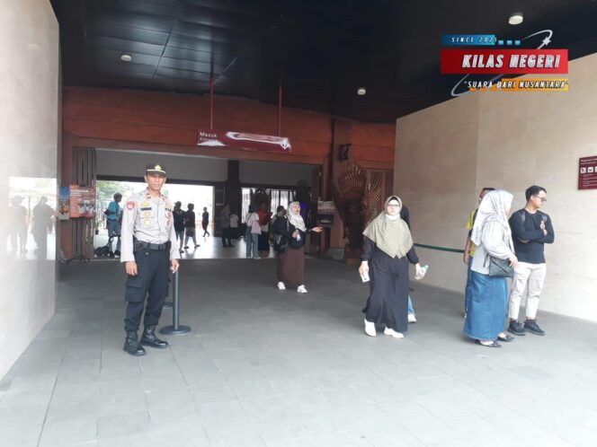 
5.800 Pengunjung Padati TMII, Polisi Pastikan Keamanan Kondusif dan Lalu Lintas Lancar