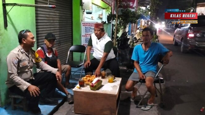 
SAMPAIKAN PESAN KAMTIBMAS, BHABINKAMTIBMAS BATU AMPAR SAMBANG KAMLING DI TENGAH MALAM Polri Ajak Warga Waspadai Tawuran, Curanmor dan Hoaks