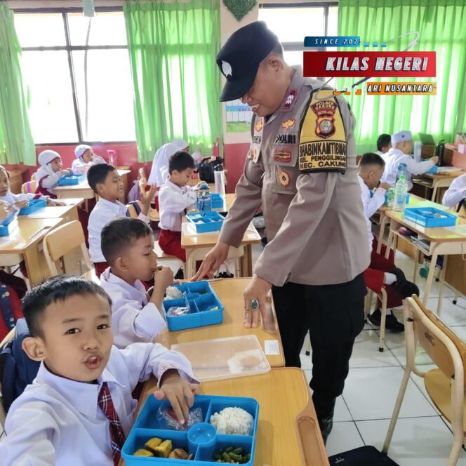 
POLSEK CAKUNG MONITORING PROGRAM MAKAN BERGIZI DI PENGGILINGAN 3.127 PORSI DIBAGIKAN KE PELAJAR, POLRI PASTIKAN PROGRAM BERJALAN LANCAR
