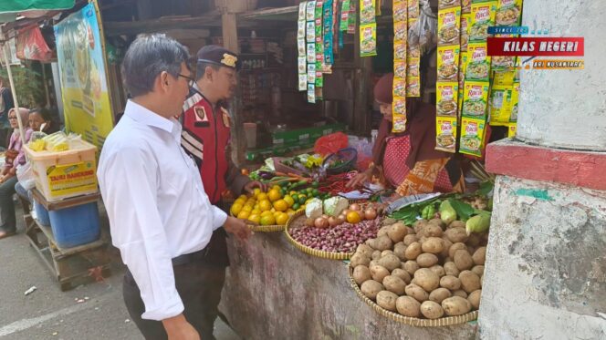 
POLSEK MATRAMAN CEK HARGA SEMBAKO DI PASAR PALMERIAM Pastikan Stabilitas Harga dan Ketersediaan Jelang Idul Adha