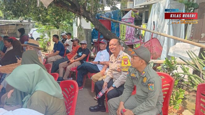 
Bhabinkamtibmas Cipinang Muara Hadiri Simulasi Kebakaran dan Sampaikan Imbauan Kamtibmas