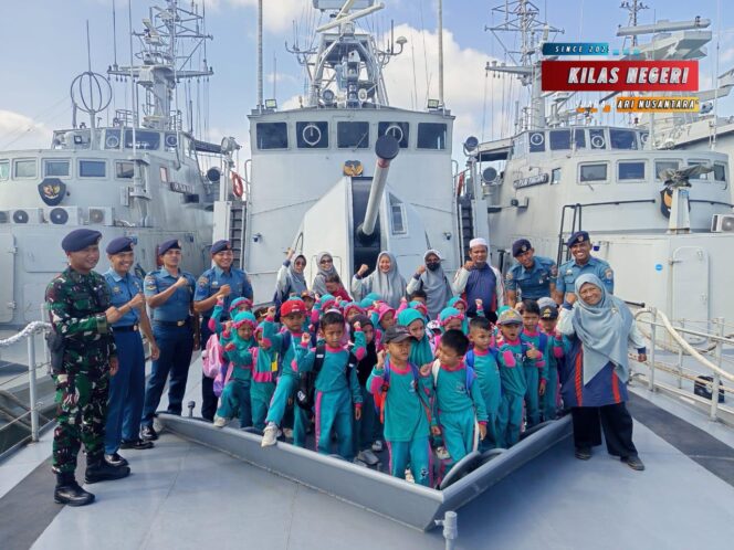 
Tumbuhkan Jiwa Negara Maritim, Prajurit Lanal Bintan Dampingi Siswa TK Kunjungi KRI