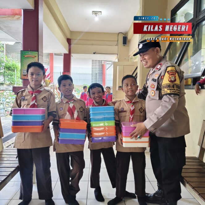 
BHABINKAMTIBMAS PANTAU PROGRAM MAKAN BERGIZI DI 11 SEKOLAH KELURAHAN PENGGILINGAN, DUKUNG PEMENUHAN GIZI ANAK DIDIK