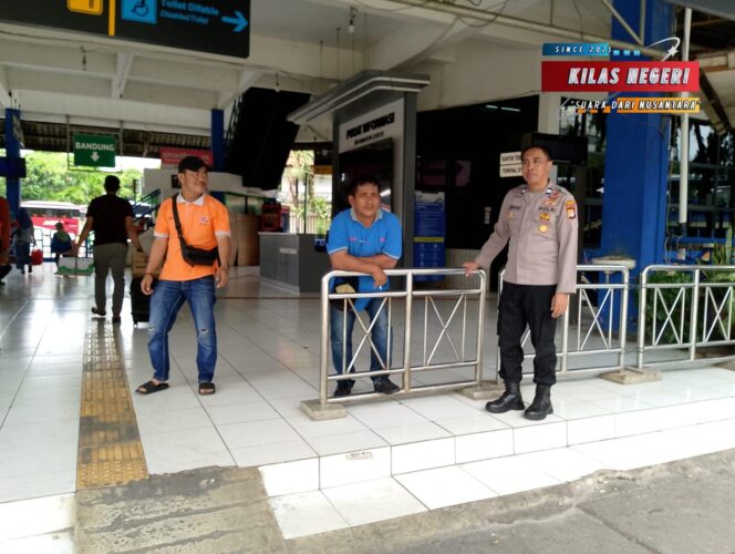 
PATROLI JALAN KAKI DI TERMINAL KAMPUNG RAMBUTAN, POLSUBSEKTOR TINGKATKAN PELAYANAN PUBLIK DAN CEGAH KRIMINALITAS