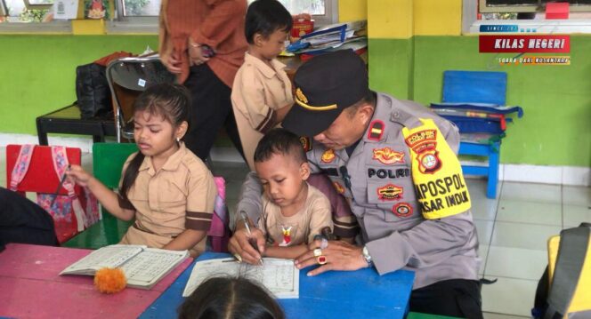 
DEKATKAN POLISI DENGAN ANAK-ANAK PASAR, KAPOLSUBSEKTOR AJAR MENGAJI DAN TULIS ARAB DI PAUD PASAR INDUK