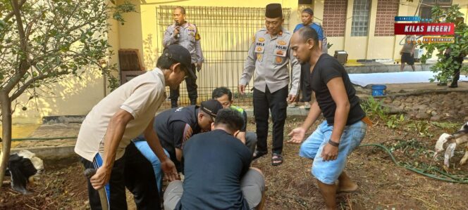 
Polsek Cipayung Sembelih Hewan Kurban, 73 Paket Daging Dibagikan ke Warga dan Anggota