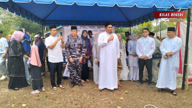 Danlanal Bintan Dampingi Bupati Serahkan Sapi Kurban Presiden RI