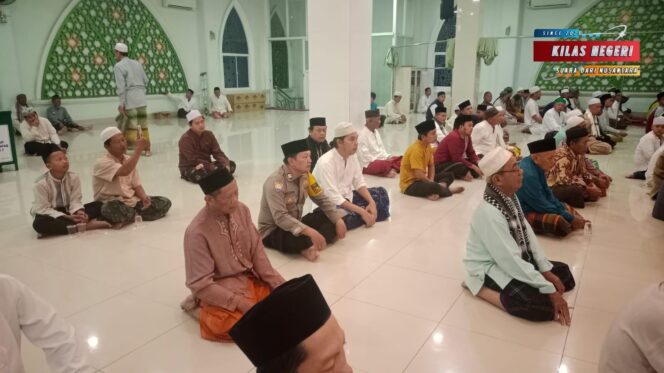 
Polsek Cakung hadiri Sholat Subuh Gabungan FK-ULUM Cakung: Sinergi Ulama, Umaro, dan Masyarakat Wujudkan Lingkungan Kondusif