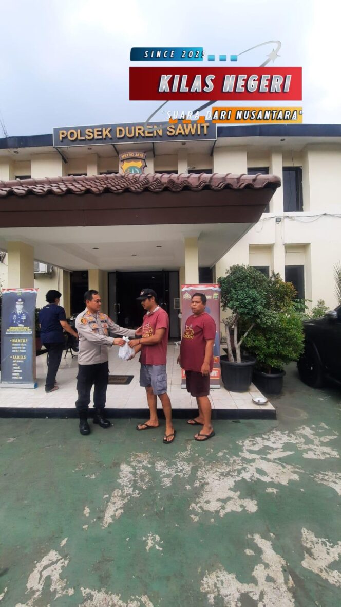 
Kapolsek Duren Sawit Bagikan Daging Kurban kepada Warga Sekitar