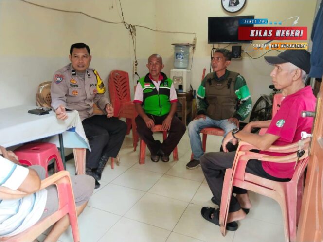 
Bhabinkamtibmas Palmeriam Gelar Problem Solving Bersama Ketua RW dan Ojol, Bahas Solusi Kamtibmas RW 06