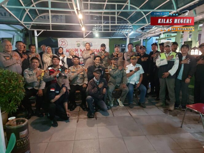 
Adakan Ngopi Kamtibmas Tiga Pilar, Polsek Makasar Ajak Warga Hidupkan Kembali Siskamling