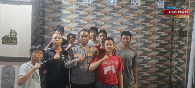 
Cegah Tawuran, Bhabinkamtibmas Kayu Manis Sambangi Remaja dan Beri Edukasi Kamtibmas