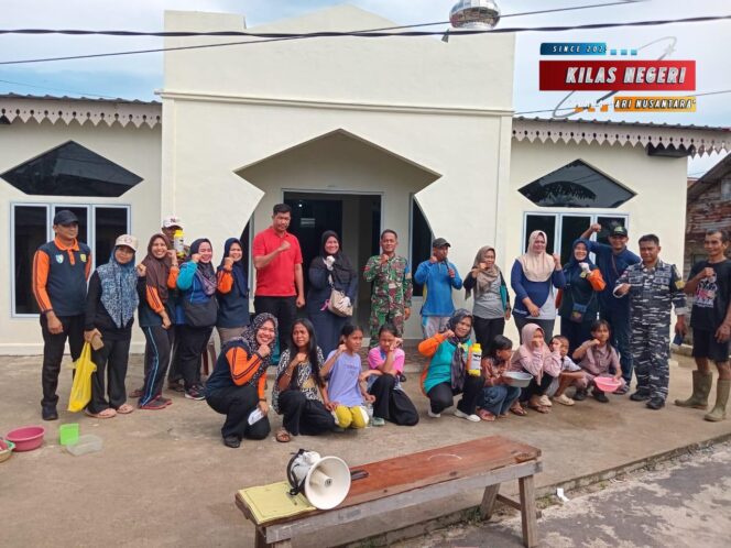 
Prajurit Lanal Bintan Bersama Masyarakat Gotong Royong Bersihkan Lingkungan