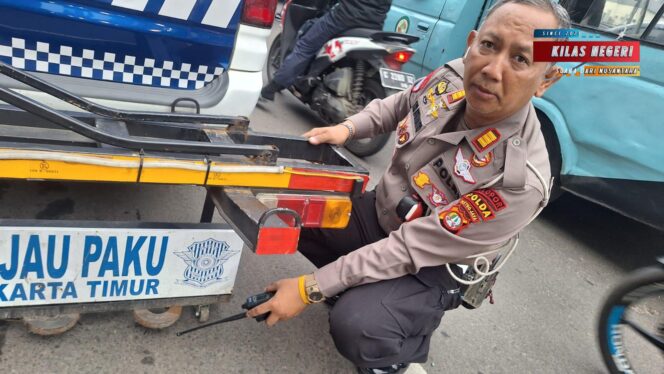 
Ranjau Paku Payung Resahkan Pengendara di Jalan DI Panjaitan, Satlantas Jaktim Sapu Bersih