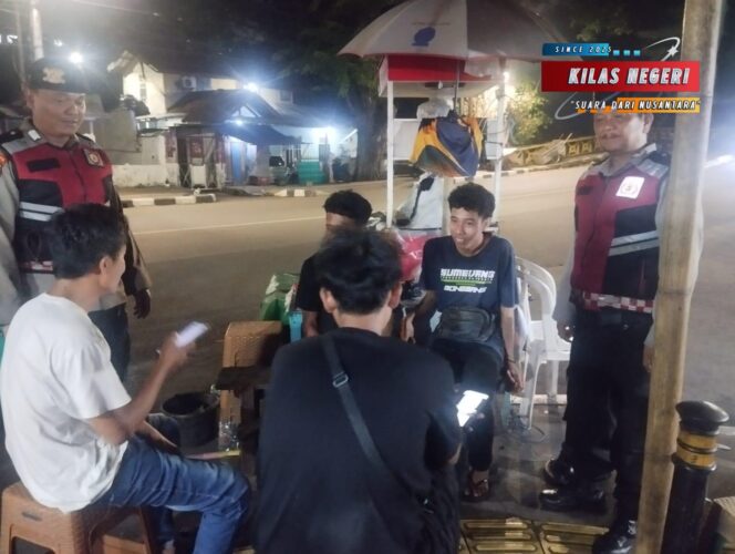 
Patroli Dialogis Dini Hari, Samapta Polsek Matraman Imbau Remaja Segera Pulang dan Hindari Tawuran