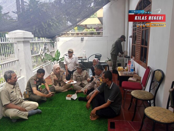 
Cegah Tawuran dan Kenakalan Remaja, Bhabinkamtibmas Cipayung Gelar Ngopi Kamtibmas Bersama Tokoh Masyarakat