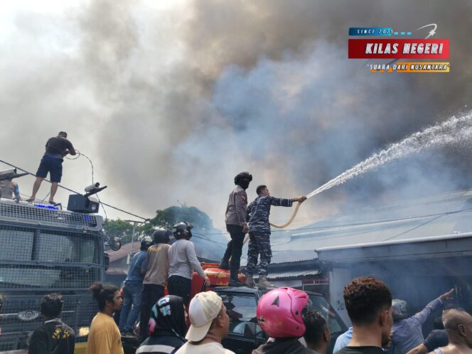 
Aksi Cepat Prajurit Posal Bula Bantu Tim Damkar Atasi Kebakaran