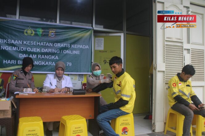 
Bid Dokkes Polda Sultra Gelar Pemeriksaan Kesehatan Gratis untuk Pengemudi Ojek Online dalam Rangka Hari Bhayangkara ke-79