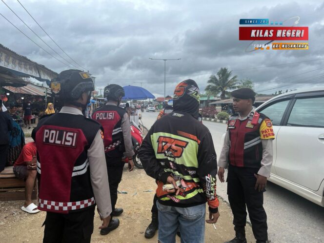 
Satgas Pungli Berikan Imbauan Kepada Juru Parkir Ilegal di Pasar Panjang Kendari