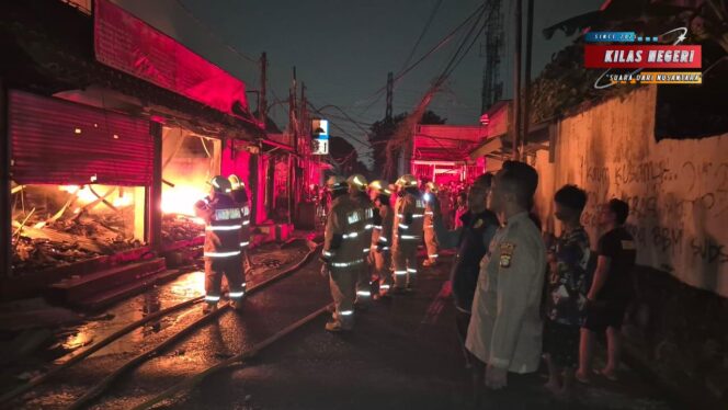 
Kebakaran di Jl. Dukuh V Kramat Jati, Diduga Akibat Korsleting Tiang Listrik