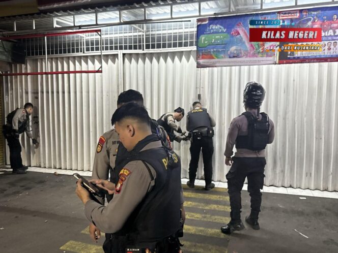 
Sat Samapta Polres Metro Jakarta Timur Tingkatkan Giat Preemtif dan Preventif: Minimarket Terbakar, Warga dan Polisi Tanggap