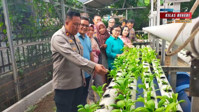 
Kapolsek Cakung Tinjau Pekarangan Pangan Bergizi RW 09 Penggilingan, Bagikan Sembako dan Dukung Ketahanan Pangan Warga