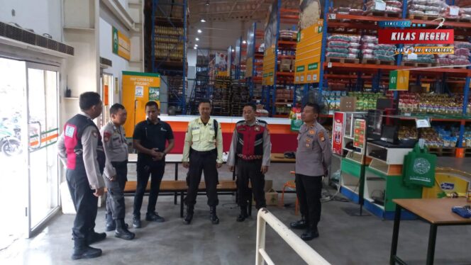 
Polsek Kramatjati Lakukan Monitoring di Los “H” dan “C” Pasar Induk, Pastikan Keamanan Tetap Kondusif