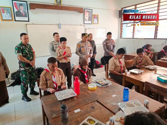 
Kapolsek Cipayung Tinjau Program Makan Bergizi Gratis di Sekolah-sekolah Wilayah Cipayung