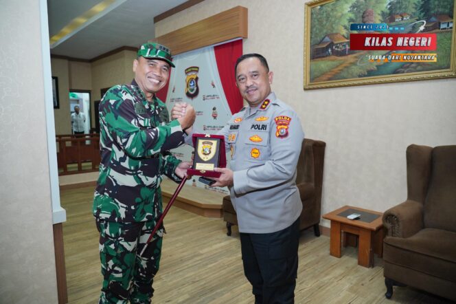 
Silaturahmi Hangat Kapolda Sultra dan Danlanud Haluoleo Perkuat Sinergi TNI-POLRI