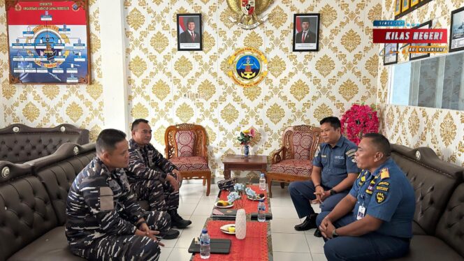 
Danlanal Simeulue Terima Kunjungan Kepala Syahbandar Sinabang, Perkuat Kolaborasi Keamanan Laut