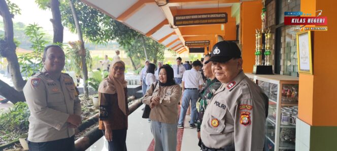 
Bhabinkamtibmas Lubang Buaya Kawal Distribusi Makanan Bergizi Gratis untuk Ribuan Pelajar