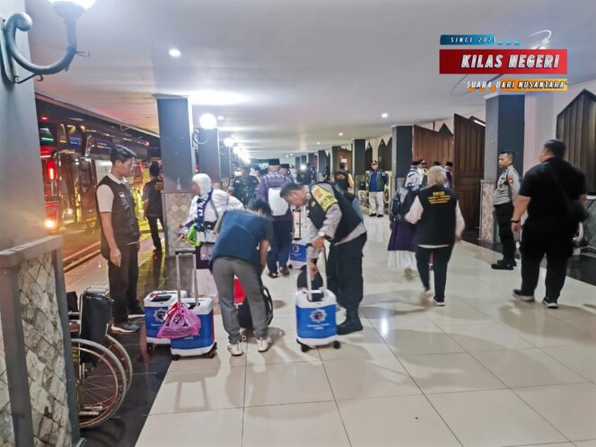 
Polsek Makasar Kawal Ketat Pemulangan Jamaah Haji Kloter 01 Asal DKI Jakarta di Asrama Haji Pondok Gede