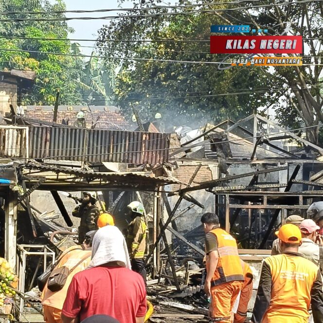
Polisi Cek TKP Kebakaran Pasar Kampung Ambon, Pulogadung: Dugaan Awal Kebocoran Gas