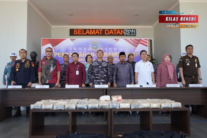 
Langkah Nyata Berantas Peredaran Narkotika, Pangkalan TNI Angkatan Laut Dumai Musnahkan 48,54 Kilogram Narkotika Jenis Sabu