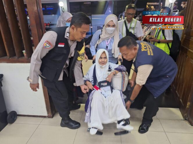 
Polsek Makasar Amankan Kedatangan Jamaah Haji Kloter 03 Asal DKI Jakarta di Asrama Haji Pondok Gede