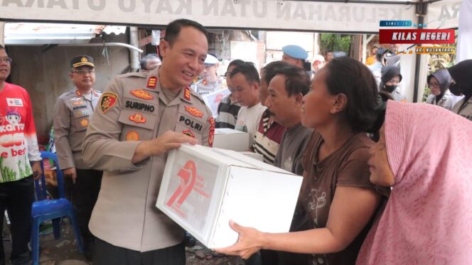 
Bhakti Sosial HUT Bhayangkara ke-79, Wakapolres Metro Jaktim Serahkan 300 Paket Sembako di Slum Area Matraman