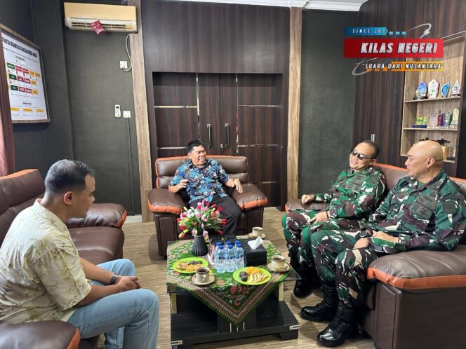 
Wujud Sinergitas, Danlanal Dabo Singkep Kunjungan Kerja ke Kajari Kabupaten Lingga