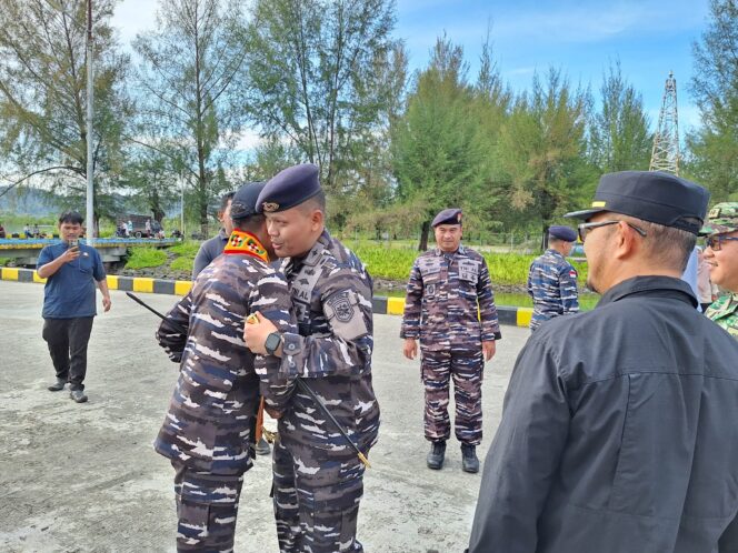 
Danlanal Simeulue Beserta Forkopimda Kabupaten Simeulue Sambut Kedatangan KRI Imam Bonjol-383
