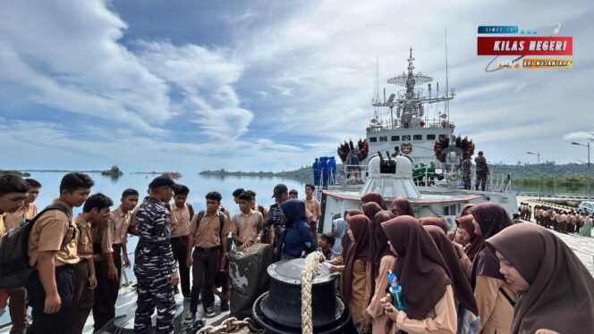 
Antusiasme Masyarakat Simeulue Pada Kegiatan Open Ship KRI Imam Bonjol-383 di Pelabuhan Laut Sinabang