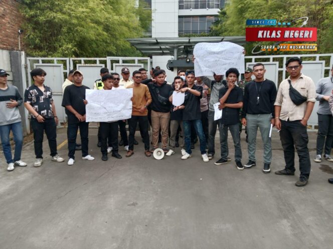 
Polsek Cakung Amankan Aksi Unjuk Rasa Koalisi Aktivis Mahasiswa Indonesia di PT Sayap Mas Utama