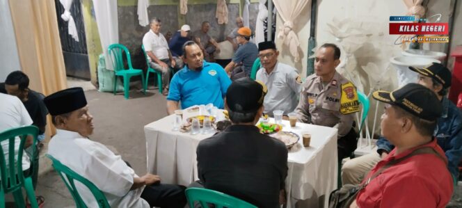 
Bhabinkamtibmas Kelurahan Tengah Sambangi Warga di Tengah Malam, Perkuat Sinergi Jaga Kamtibmas
