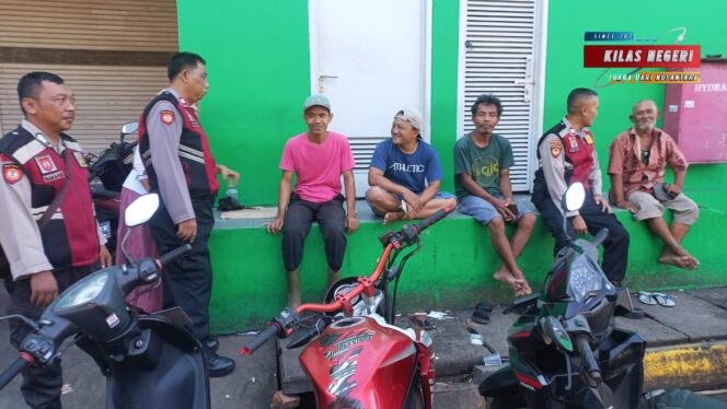 
Unit Samapta Polsek Kramat Jati Gencarkan Sambang Dialogis, Antisipasi C3 dan Tawuran Warga