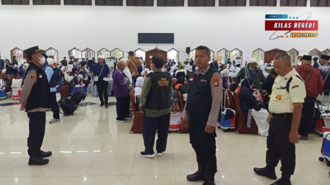 
Aparat Gabungan Amankan Kedatangan Jamaah Haji Kloter 06 DKI Jakarta di Asrama Haji Pondok Gede