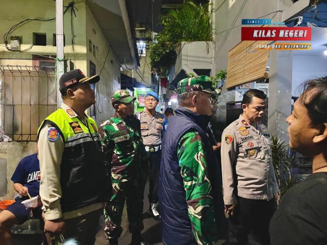 
Kapolsek Jatinegara Pimpin Patroli Intensif Antisipasi Tawuran dan Kejahatan Jalanan